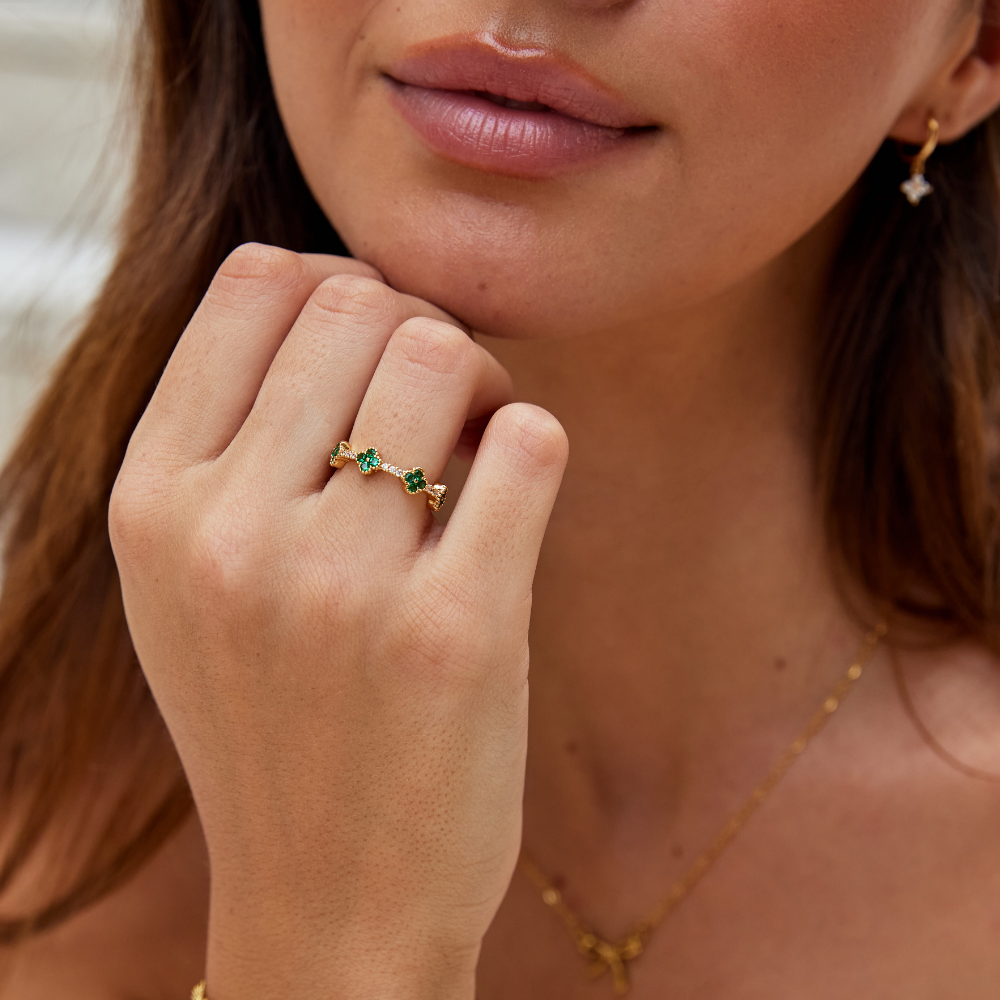 Ring med fyrklöverformad kristall