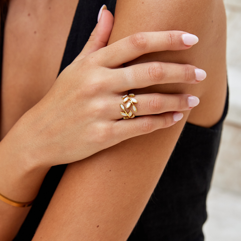 Serene – Elegant guldpläterad ring med lövdesign