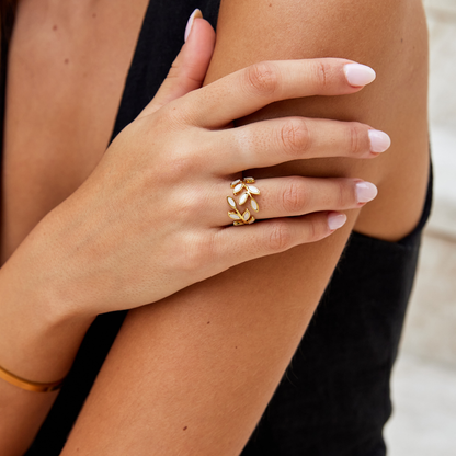 Serene – Elegant guldpläterad ring med lövdesign