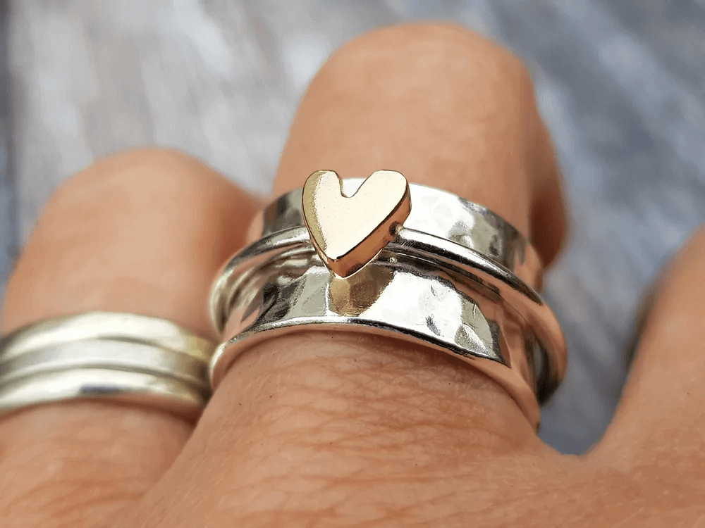 Mely – Elegant silverring med gyllene hjärta