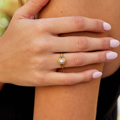 Vintageinspirerad ring med äkta pärla