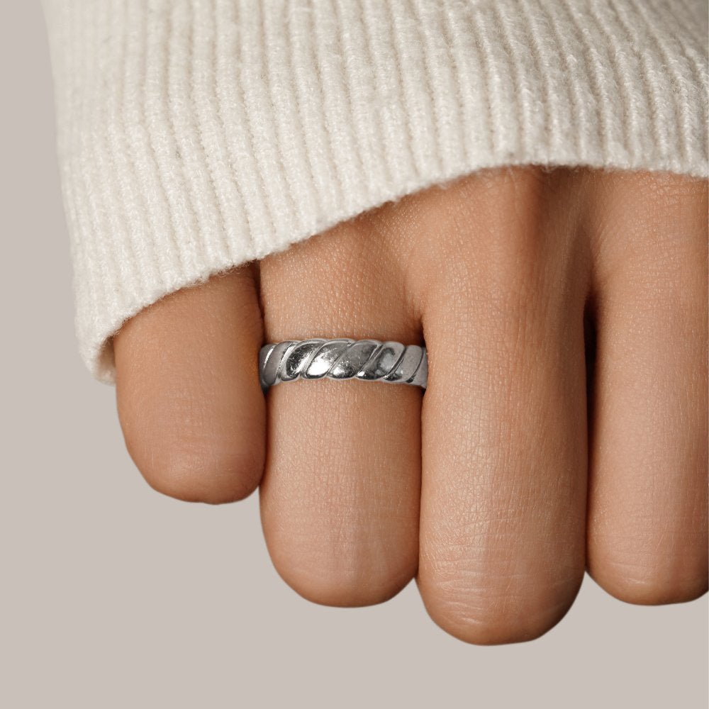 Calira – Flätad silverring med oändlig design