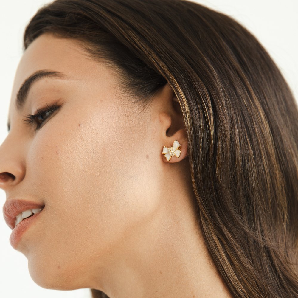 Örhängen med vita kristallrosetter