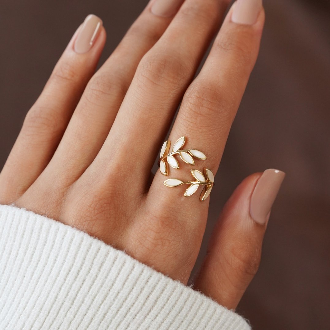 Serene – Elegant guldpläterad ring med lövdesign