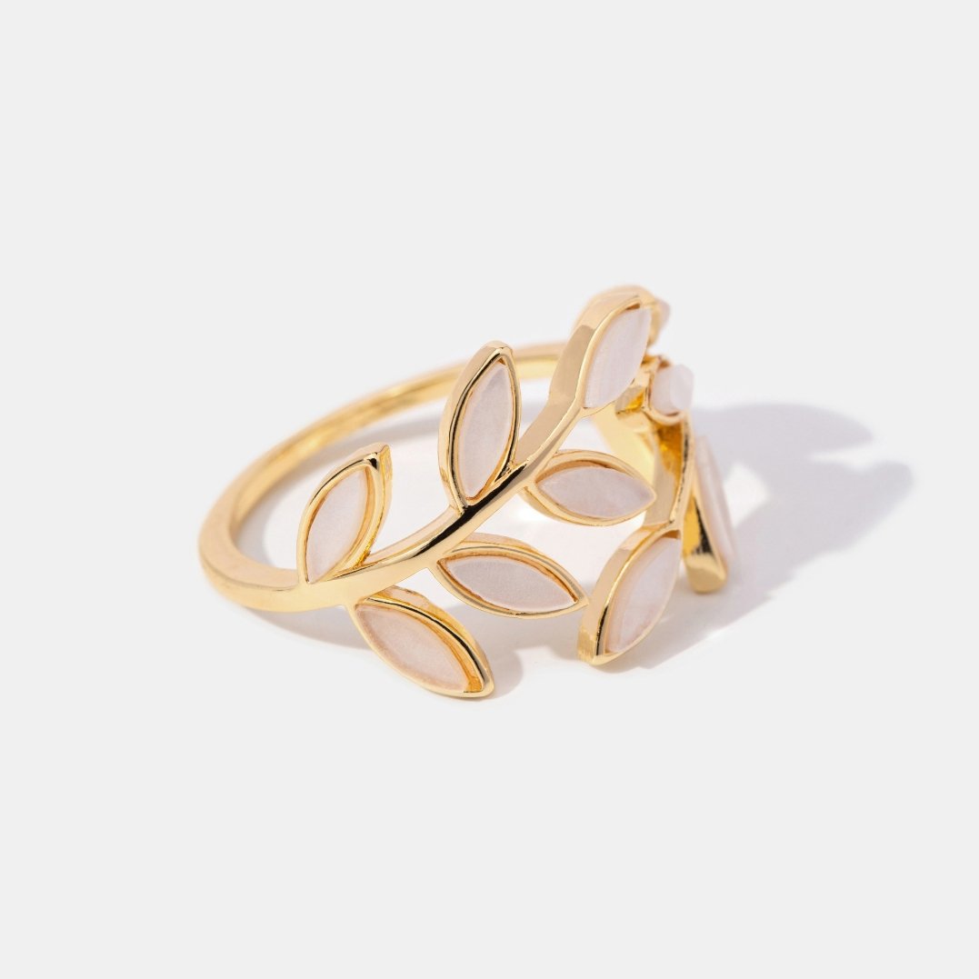 Serene – Elegant guldpläterad ring med lövdesign