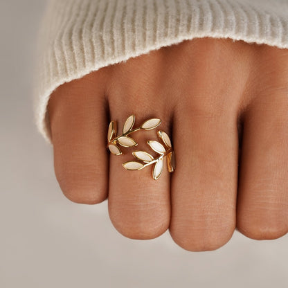 Serene – Elegant guldpläterad ring med lövdesign