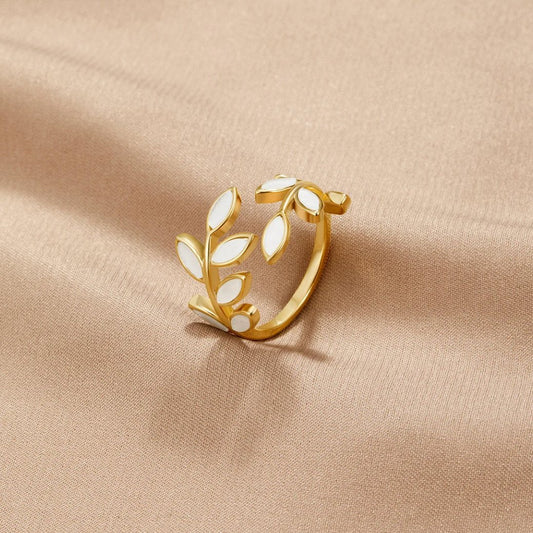 Serene – Elegant guldpläterad ring med lövdesign