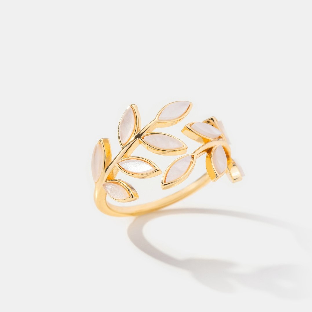 Serene – Elegant guldpläterad ring med lövdesign