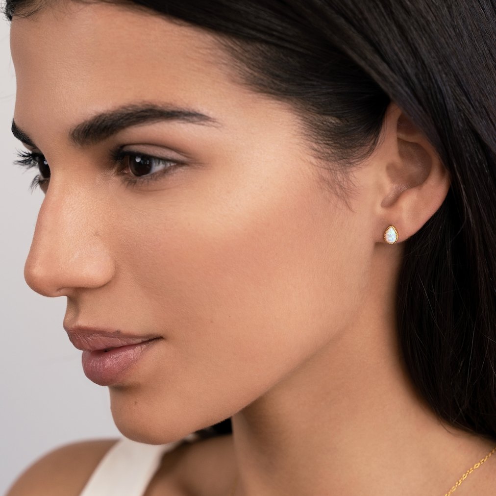 Guldpläterade hängörhängen med droppformad opal