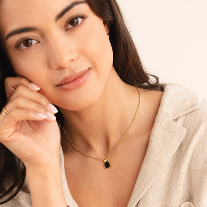 Midnight Chic – Elegant halsband i guld och svart