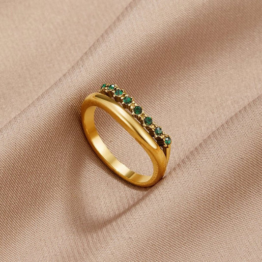 Mary – Elegant lagerpålagd ring med smaragdgrön kristall