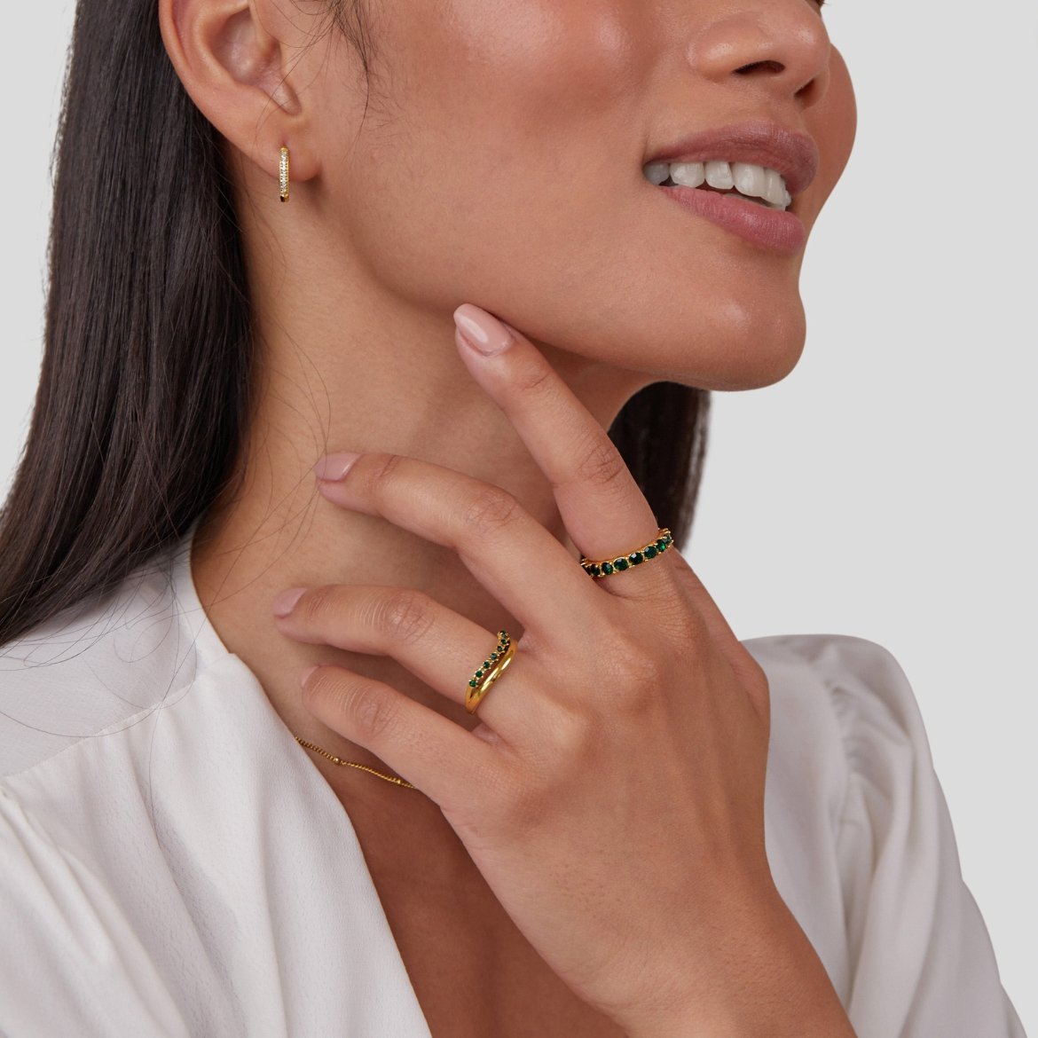 Mary – Elegant lagerpålagd ring med smaragdgrön kristall