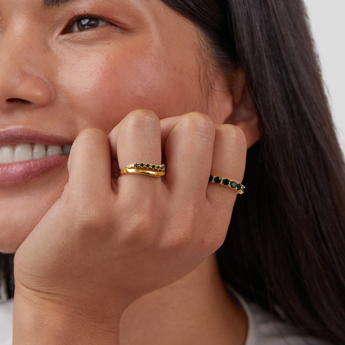 Mary – Elegant lagerpålagd ring med smaragdgrön kristall