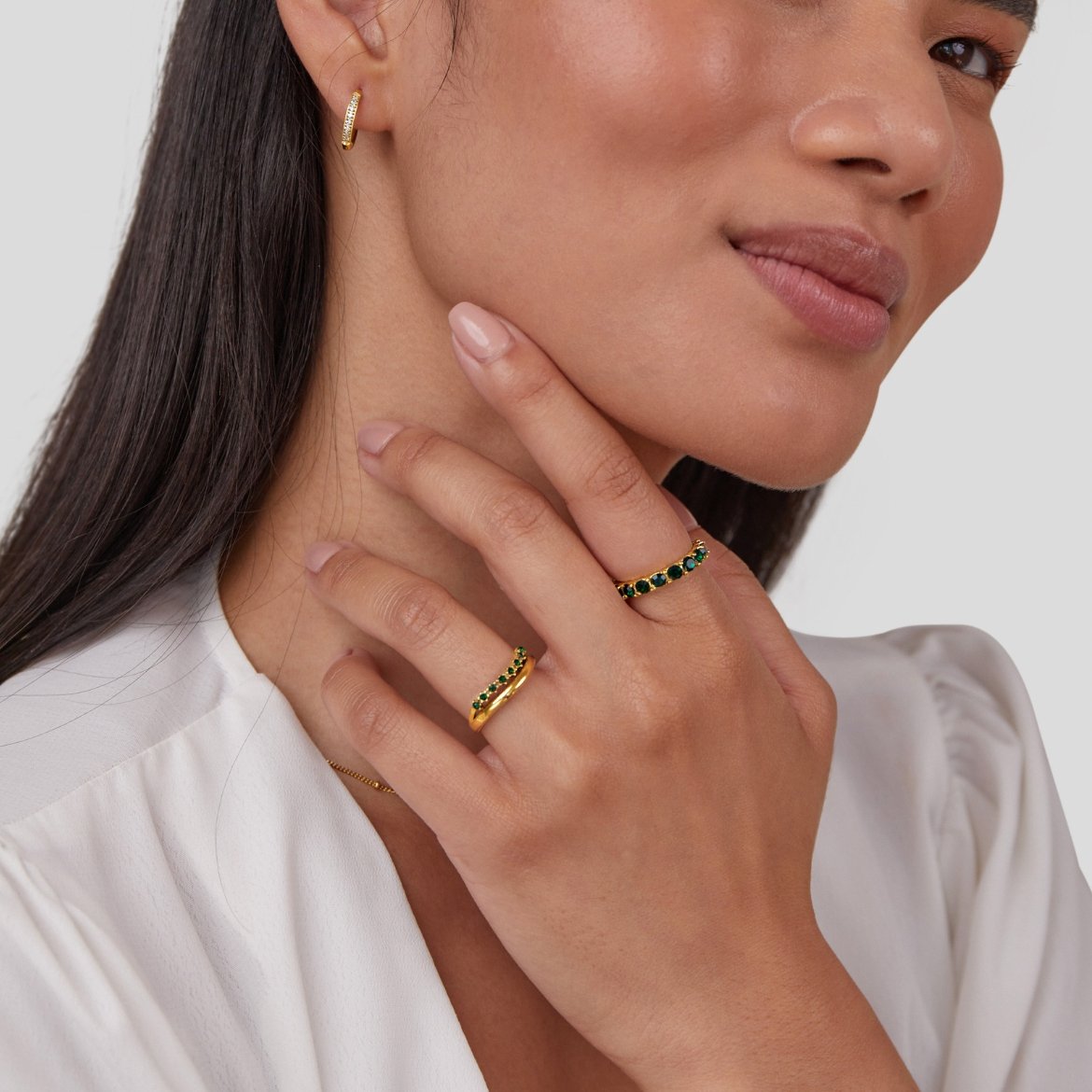 Mary – Elegant lagerpålagd ring med smaragdgrön kristall