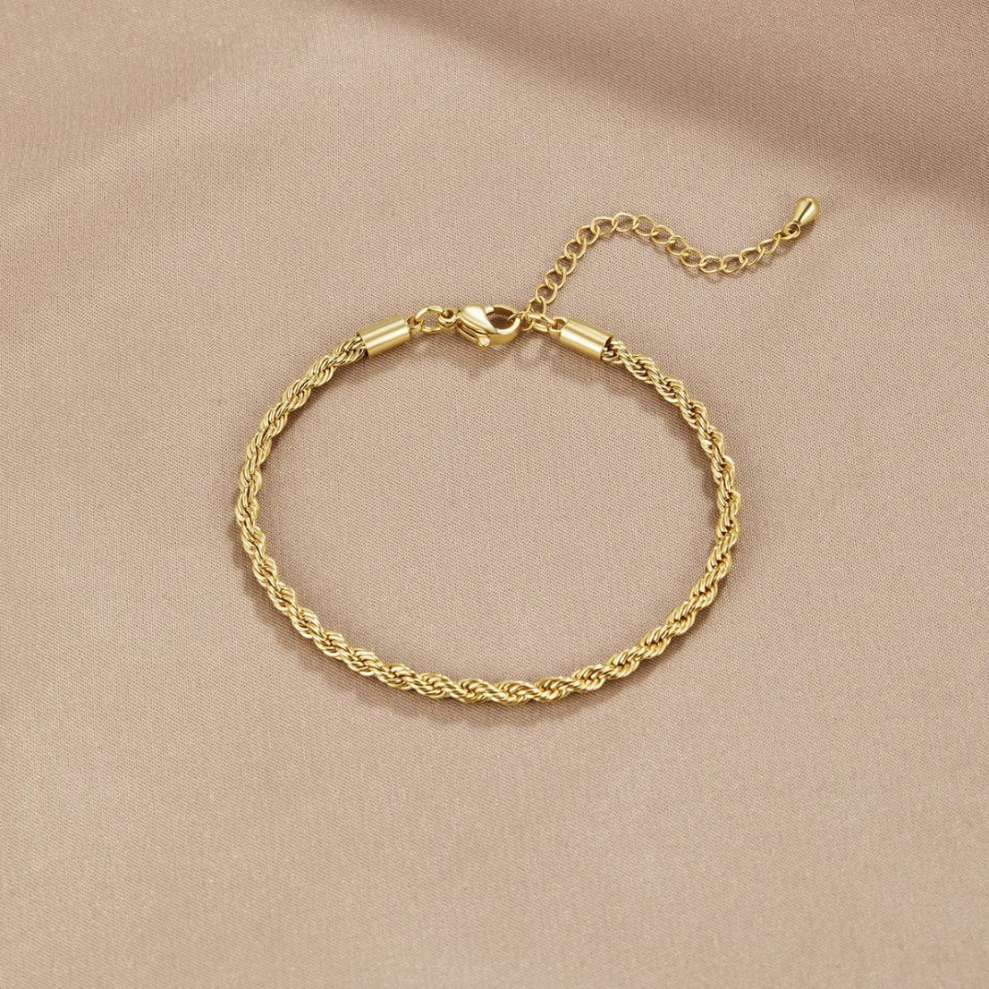 Elegant flätat armband i guld