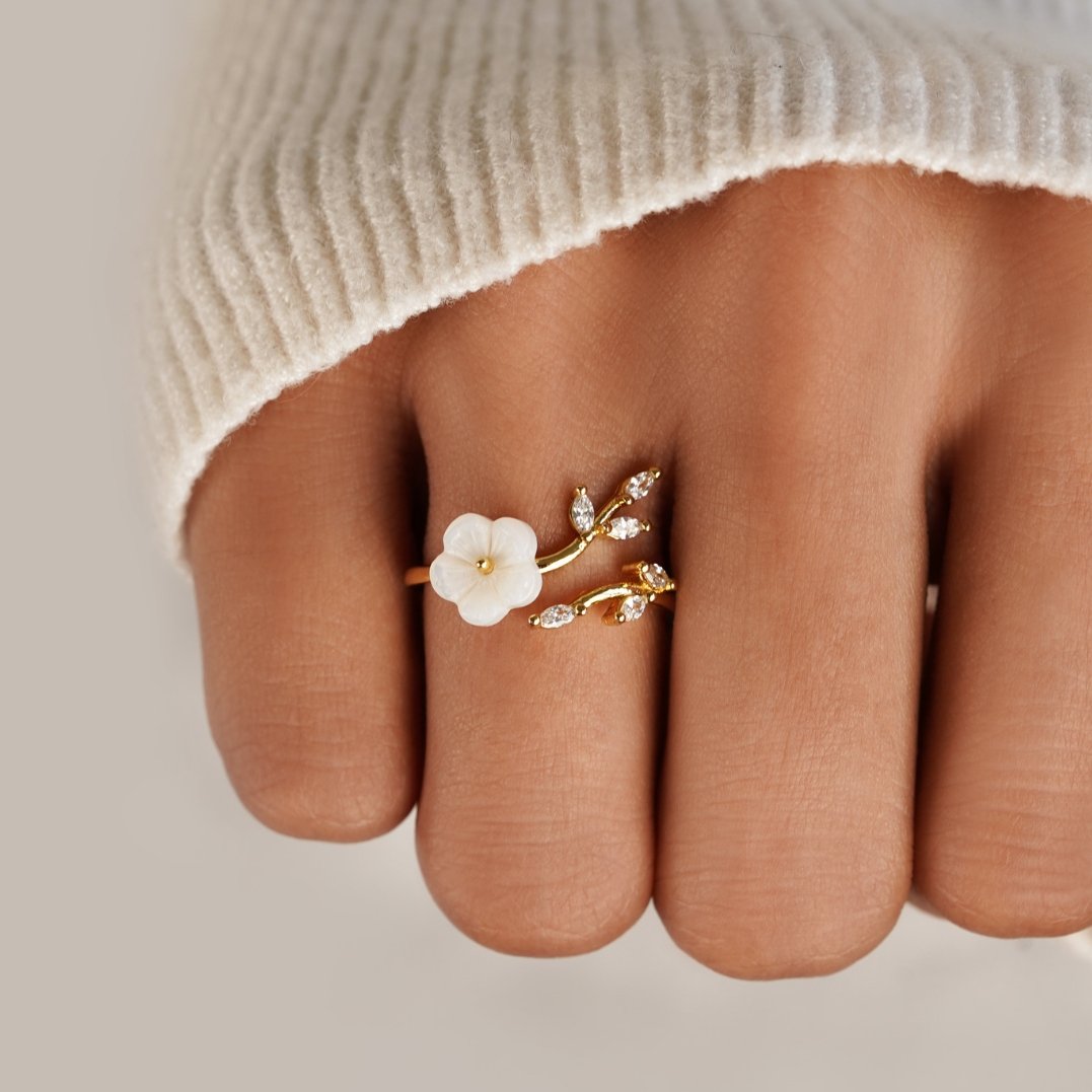 RISE – Ring med vit blomma i elegant design