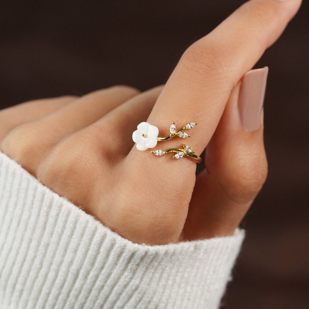 RISE – Ring med vit blomma i elegant design
