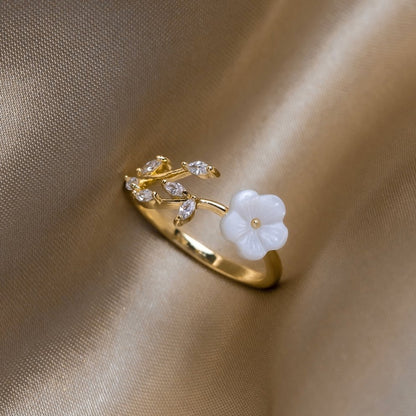 RISE – Ring med vit blomma i elegant design