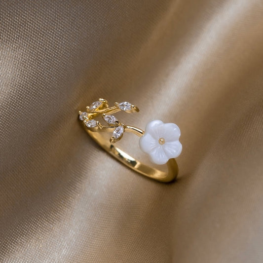 RISE – Ring med vit blomma i elegant design