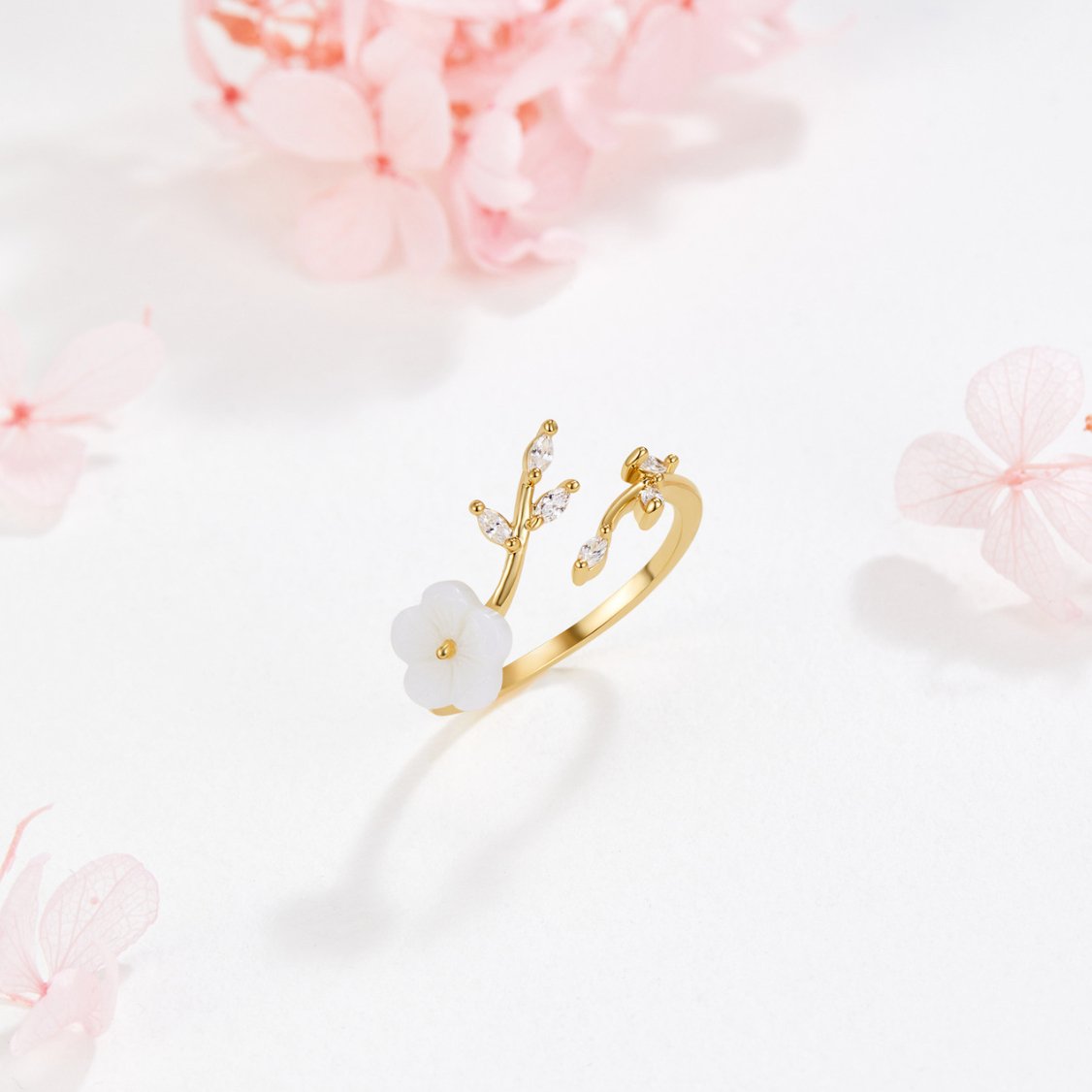 RISE – Ring med vit blomma i elegant design