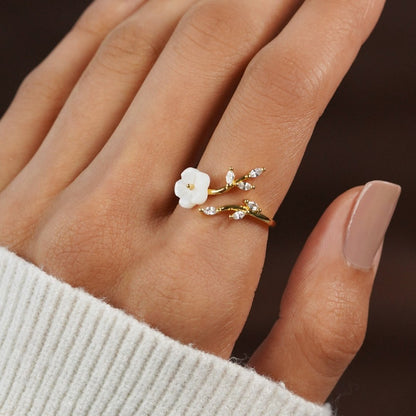 RISE – Ring med vit blomma i elegant design
